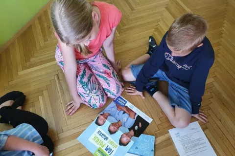 V šole se vrača akcija Tom potuje, otroke obiskuje. / Foto: Arhiv Zpms