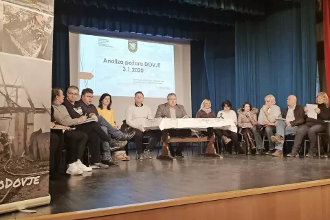 Občinski svet se je v ponedeljek sestal na izredni seji v prostorih kulturnega doma na Dovjem. Seznanili so se s poročili o nesreči in potrdili, da občina iz proračunske rezerve nameni sredstva za pomoč pri odpravljanju posledic požara. / Foto: 