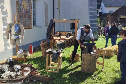 Člani dru&scaron;tva KUD Ampus so kovali kovance in oklepe.