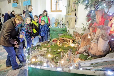 V podružnični cerkvi pri Svetem križu v Srednji vasi je na ogled več kot petdeset edinstvenih jaslic. / Foto: Tina Dokl / Foto: 