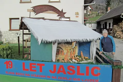 Peter Stare pred svojimi jaslicami na vrtu domače hiše / Foto: 