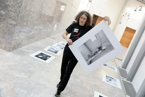 Janez Pelko se s tokratno razstavo v Sokolskem domu vrača v svoje otroštvo. / Foto: 