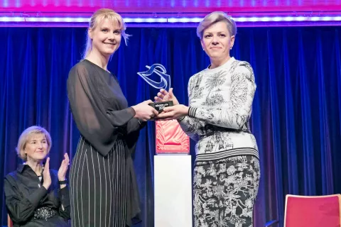 Lanska in letošnja inženirka leta Dora Domanjko (levo) in Aida Kamišalić Latifić (desno) / Foto: Andrej Križ / Foto: 