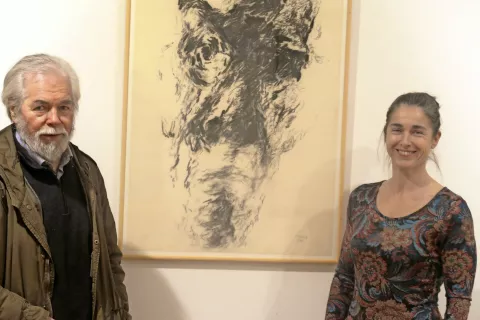 Umetnik Ivo Mršnik in kuratorka razstave Saša Bučan ob sliki iz cikla Glave / Foto: Marko Kumer / Foto: 
