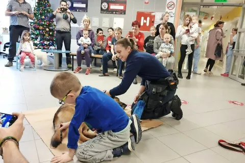 Otroke na pediatričnem oddelku sta z različnimi vragolijami navdušila dva prijazna kosmatinca. Med drugim so lahko narisali obris psičke Oksi. / Foto: 