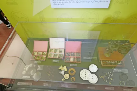 Avtorici razstave sta na Gorenjskem našteli 64 urarjev, seznam pa najbrž še ni popoln. Na razstavi je pogled na mizo v nekdanji urarski delavnici Ivana Vidmarja v Kranju. / Foto: 