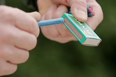 Na silvestrovo je bilo največ kršitev javnega reda in miru povezanih z nedovoljeno uporabo pirotehnike. / Foto: Tina Dokl / Foto: 