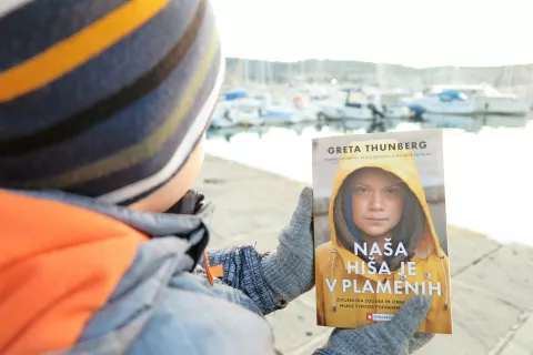 V knjigi spoznavamo družinsko zgodbo Grete Thunberg. / Foto: Igor Kavčič / Foto: 