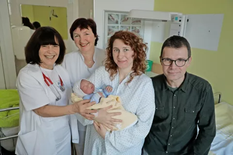 Mamica Eva Fireder s Filipom, prvim letošnjim novorojencem v BGP Kranj. Obiskali smo ju drugega januarja zjutraj, od leve so še pediatrinja Andreja Cerkvenik Škafar in specialista ginekologije in porodništva Marjeta Podlipnik in Branislav Reljić. / Foto: Tina Dokl / Foto: 