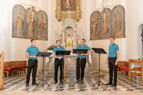 Skupino Foné Megale sestavljajo: Dominik Jurca, Miha Osredkar, Uroš Medar in Klemen Jerinc. Fotografija je z letošnjega letnega koncerta. / Foto: 