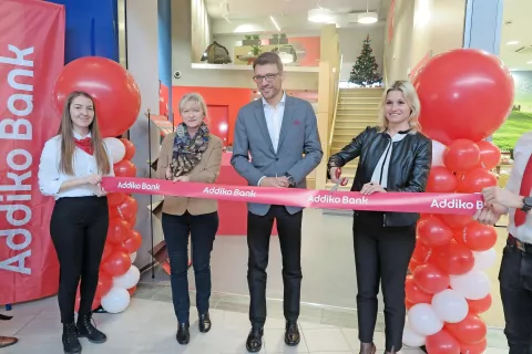Nove prostore banke so uradno odprli v. d. direktorice Zdravstvenega doma Domžale mag. Renata Rajapakse, predsednik uprave Addiko Bank Andrej Andoljšek in domžalska podžupanja mag. Renata Kosec. / Foto: 