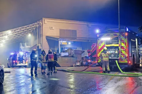 Požar v Ekolu je okoli 135 gasilcev pogasilo v dveh urah. / Foto: Simon Šubic / Foto: 