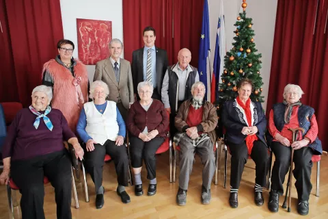 Najstarejši občanke in občani Preddvora z županom Rokom Roblekom in občinsko svetnico Darjo Delavec, ki vodi občinski odbor za družbene dejavnosti / Foto: Gorazd Kavčič / Foto: 