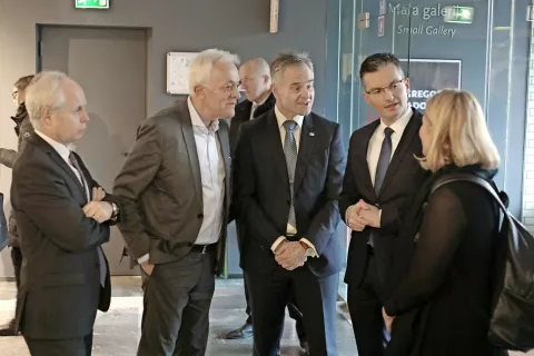 Predsednik vlade Marjan Šarec s predstavniki Slovenske gospodarske zbornice iz Celovca / Foto: Gorazd Kavčič / Foto: 