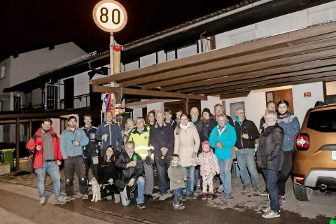 Takole so Davorina Preisingerja (stoji spredaj v sredini) prijetno presenetili prijatelji. / Foto: Primož Pičulin / Foto: 