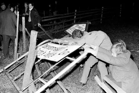 Takole so konec septembra in v začetku oktobra leta 1972 pod plaščem noči na Koroškem podirali dvojezične table. / Foto: – Foto: Novice Celovec