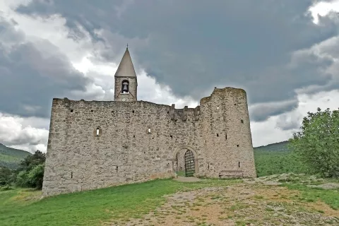 Cerkev Svete trojice, kjer je izhodišče naše poti / Foto: Jelena Justin / Foto: 