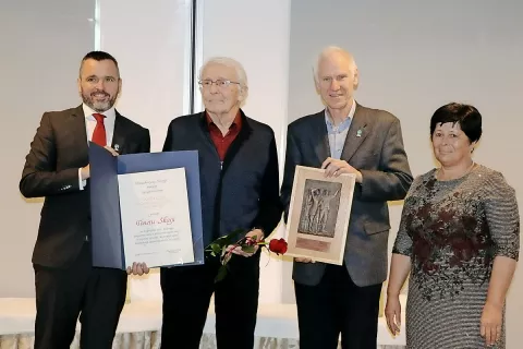 Novi častni član PZS Tone Škarja z generalnim sekretarjem PZS Matejem Plankom, predsednikom Jožetom Rovanom in vodjo pododbora za priznanja Ireno Pečavar Čarman / Foto: Manca Ogrin (PZS) / Foto: 