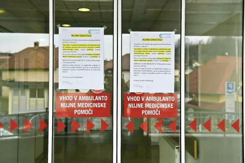 Obvestilo so v ZD Škofja Loka obesili prejšnji teden. Nujno je treba upoštevati navodila, da se prepreči širjenje te nalezljive bolezni. / Foto: Primož Pičulin / Foto: 