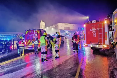 Z včerajšnjim požarom se je spopadalo okoli sto gasilcev. / Foto: Simon Šubic / Foto: 