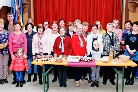 Jedi iz ajde so pripravile gospodinje iz vasi Adergas, Trata, Praprotna Polica in Velesovo. Zadaj stojita (prvi z leve) Franci Sirc, predsednik KUD Pod lipo Adergas, in kuharski mojster Jožko Bukovinski. / Foto: 