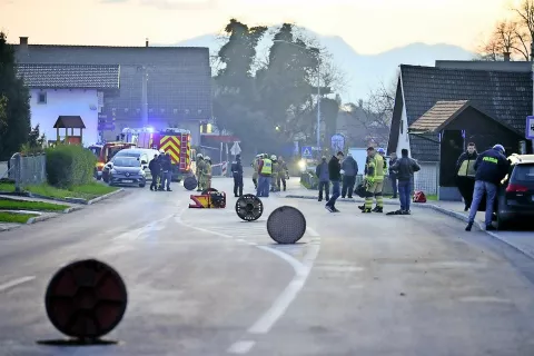 Po eksploziji so prisotnost plina izmerili v celotnem kanalizacijskem sistemu, zato so gasilci takoj pristopili k odzračevanju vseh jaškov. / Foto: Primož Pičulin / Foto: 