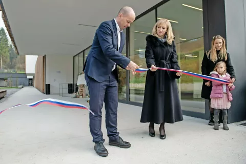 Župan Tine Radinja in ravnateljica vrtca Janja Bogataj sta prerezala trak novega Vrtca Kamnitnik. / Foto: Primož Pičulin / Foto: 