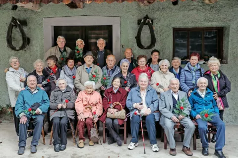 Jubilanti DU Kropa s predsednico Metko Petrač in prostovoljkami projekta Starejši za starejše / Foto: Tina Dokl / Foto: 