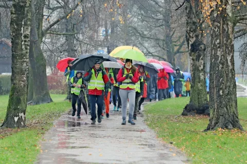 Kljub dežju so se odpravili na pot iz Smlednika v Vrbo. / Foto: Tina Dokl / Foto: 