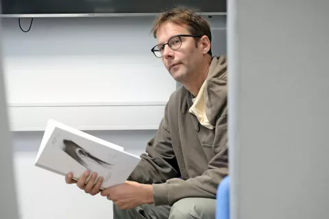 V knjigo POTopis je Viljem Gogala strnil zgodbo svojega popotniškega zorenja. / Foto: Gorazd Kavčič / Foto: 