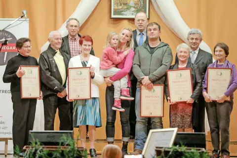 Prejemniki priznanj za najlepše urejene hiše v Dupljah / Foto: Tina Dokl / Foto: 