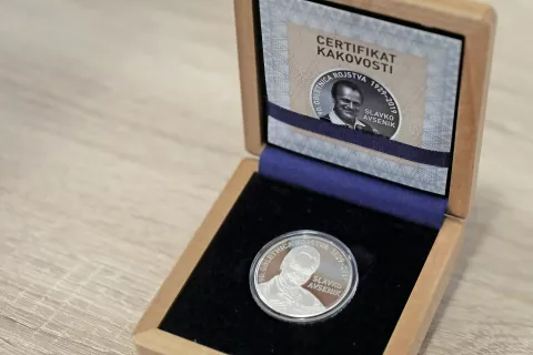 Portret Slavka Avsenika na spominskem srebrniku je delo Martina Avsenika. / Foto: Gorazd Kavčič / Foto: 