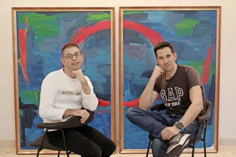 Aleš Varl in Matjaž Arnol, avtorja razstave Horizonti, ki so jo v galeriji Avla v prostorih radovljiške občinske uprave odprli sinoči / Foto: Gorazd Kavčič / Foto: 