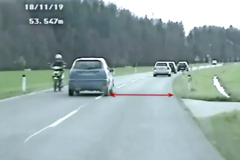 Malo je manjkalo, da bi voznik s telefonom v roki trčil v motorista. / Foto: PU Kranj / Foto: 