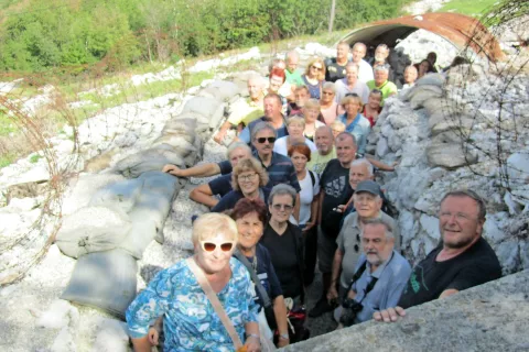 Izletniki iz Dupelj v strelskem jarku na vrhu Sabotina / Foto: 