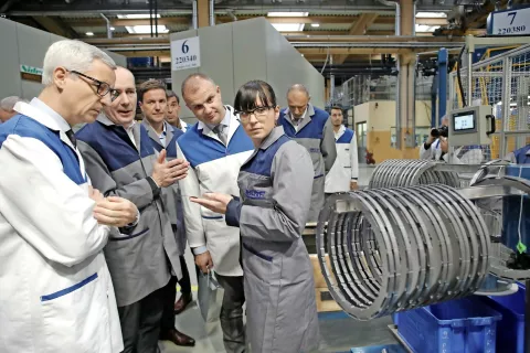 Razvojna inženirka iz Hidrie dr. Špela Bolka je gostom, tudi ministru Jerneju Pikalu, predstavila inovativno tehnologijo proizvodnje statorjev in rotorjev. / Foto: Gorazd Kavčič / Foto: 