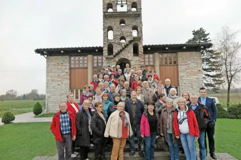 Naša skupina na prvem izletu pred cerkvijo sv. Mihaela na Barju / Foto: 