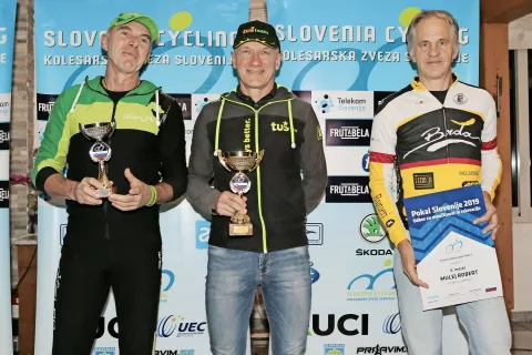 Razglasili so najboljše amaterje po starostnih kategorijah. Na fotografiji kategorija master F, kjer je bil v skupnem seštevku najboljši Andrej Žavbi (v sredini), ki je letos osvojil tudi kar tri medalje na svetovnih prvenstvih. / Foto: 