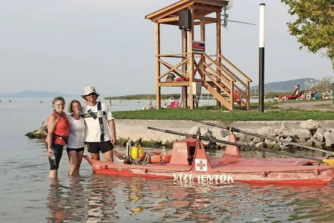 Jožica in Nadja ob reševalcu iz vode / Foto: 