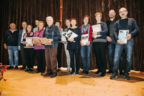 Prejemniki priznanj z županom Ivanom Megličem in predsednikom ter podpredsednikom Turističnega društva Naklo Alešem Kokaljem in Radom Vodenikom / Foto: Primož Pičulin / Foto: 