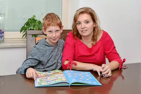 Anja Žaberl in njen sin Gal z novo slikanico, prilagojeno v slovenski znakovni jezik. Glavni junak, zajček Gal, tokrat spoznava varnost v prometu. / Foto: Andrej Tarfila / Foto: 