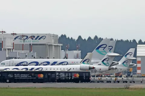 Vodstvo Adrie je danes podalo predlog za stečaj podjetja in odpovedalo vse lete. / Foto: Gorazd Kavčič / Foto: 