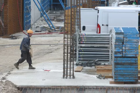 Gradbeni in&scaron;pektorji prednostno obravnavajo nevarne gradnje ter objekte v gradnji. Fotografija je simbolična. / Foto: Gorazd Kavčič