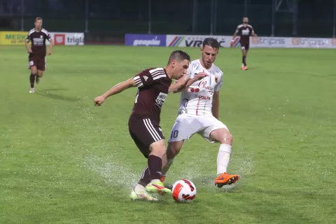 Nogometa&scaron;i Triglava (v bordo-rdečih dresih) so v boju za prvo ligo dvakrat izgubili proti CB24 Tabor Sežani. / Foto: Gorazd Kavčič