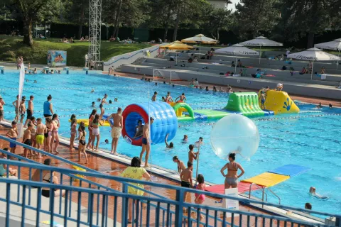 Vrata kranjskega letnega kopali&scaron;ča so zaprli minuli torek. / Foto: Tina Dokl