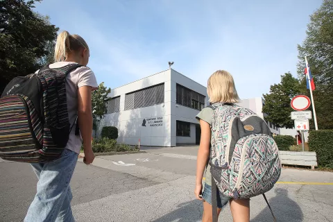varna pot v &scaron;olo začetek &scaron;olskega leta osnovna &scaron;ola O&Scaron; ATL Anton Tomaž Linhart Radovljica september 2024 učenci &scaron;olska torba učenke / Foto: Gorazd Kavčič