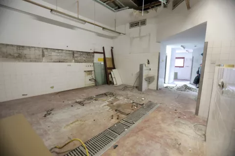 Prostore, ki so bili prej namenjeni &scaron;olski kuhinji, bodo preuredili v dodatne prostore vrtca. / Foto: Tina Dokl