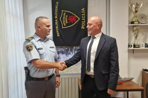 Generalni direktor policije mag. Senad Ju&scaron;ić in poveljnik specialne enote dr. Robert Radković / Foto: Policija