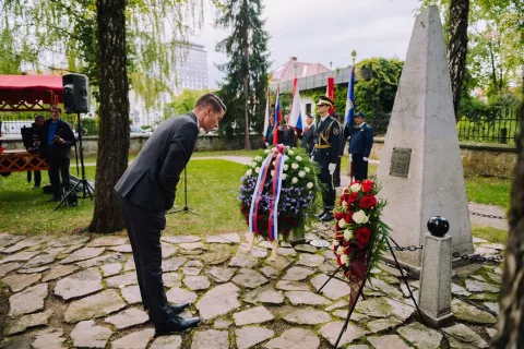 Spominska slovesnost pri spomeniku bazovi&scaron;kim junakom Pre&scaron;ernov gaj Kranj podžupan Janez Černe / Foto: Primož Pičulin