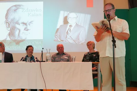 Knjigo Zgodba mojega življenja in Zdravka Kalana so predstavili Ivo Jevnikar, Alenka Puhar, Janez Hafner in Helena Janežič, eno od zgodb pa je prebral Marcel Kokelj. / Foto: Vilma Stanovnik
